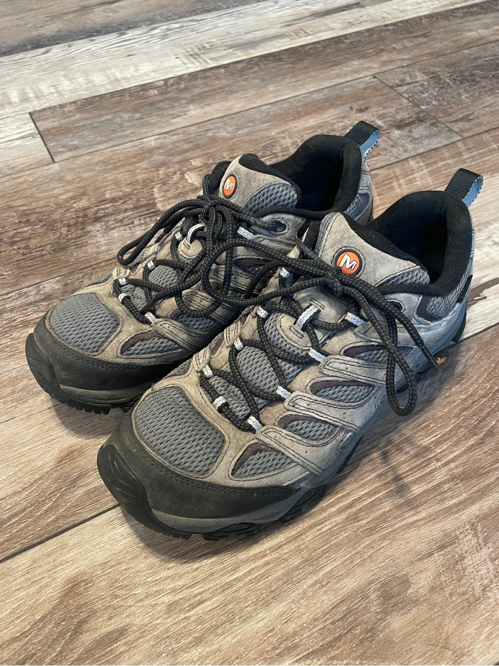 Men’s Merrell shoes size 10. Great hiking / walking everyday shoes!